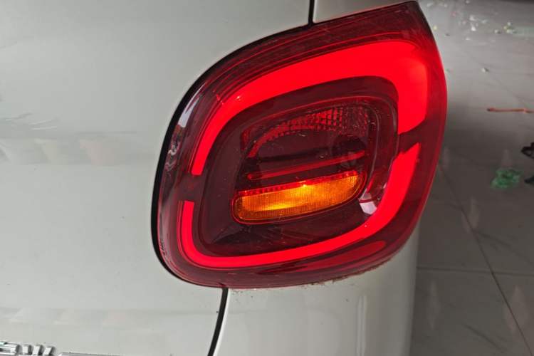 Used Wuling Hongguang MINIEV 2025 Four-Door Version Advanced Edition Right Rear Taillight