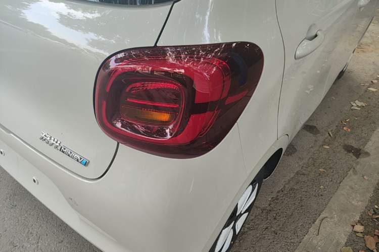 Used Wuling Hongguang MINIEV 2025 Four-Door Version Advanced Edition Right Rear Taillight