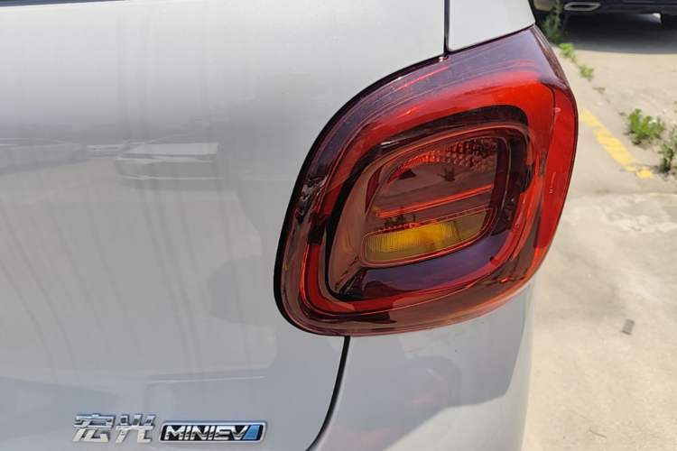 Used Wuling Hongguang MINIEV 2025 Four-Door Version Advanced Edition Right Rear Taillight