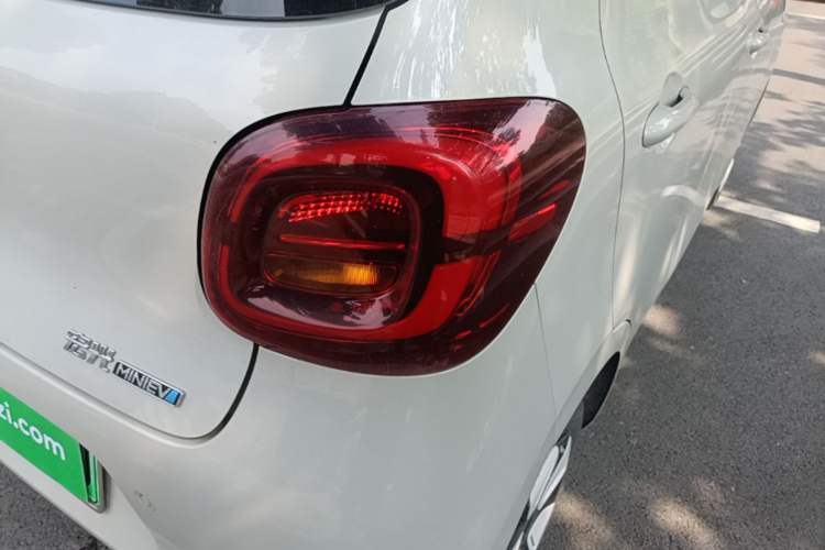 Used Wuling Hongguang MINIEV 2025 Four-Door Version Advanced Edition Right Rear Taillight