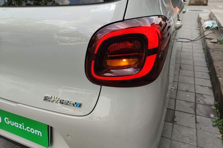 Used Wuling Hongguang MINIEV 2025 Four-Door Version Advanced Edition Right Rear Taillight