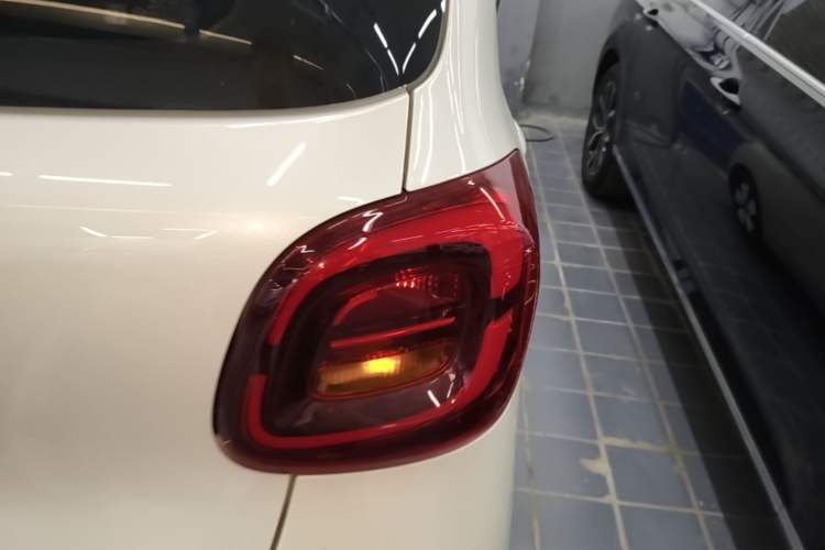 Used Wuling Hongguang MINIEV 2025 Four-Door Version Advanced Edition Right Rear Taillight