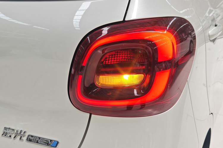 Used Wuling Hongguang MINIEV 2025 Four-Door Version Advanced Edition Right Rear Taillight