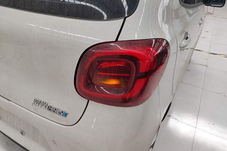 Used Wuling Hongguang MINIEV 2025 Four-Door Version Advanced Edition Right Rear Taillight