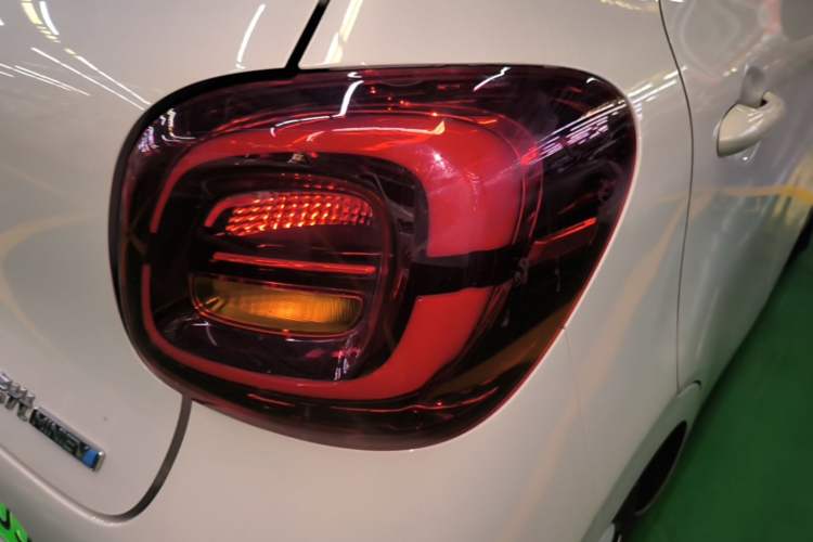 Used Wuling Hongguang MINIEV 2025 Four-Door Version Advanced Edition Right Rear Taillight