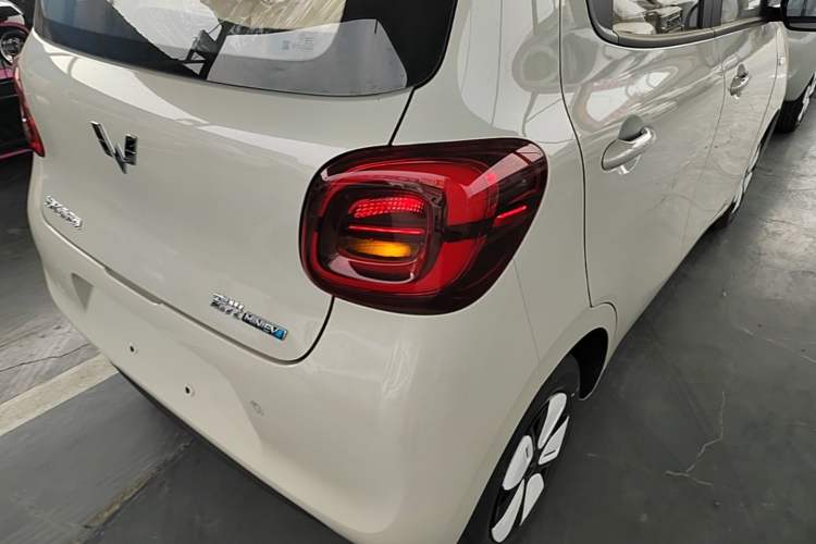 Used Wuling Hongguang MINIEV 2025 Four-Door Version Advanced Edition Right Rear Taillight