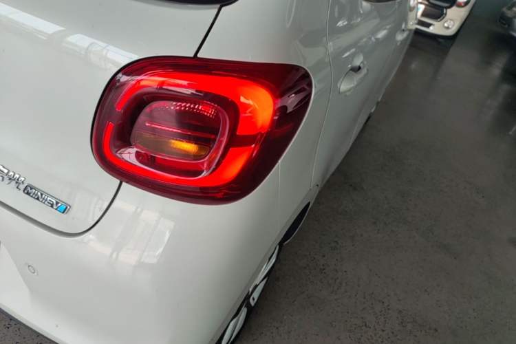 Used Wuling Hongguang MINIEV 2025 Four-Door Version Advanced Edition Right Rear Taillight