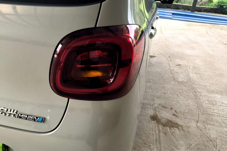 Used Wuling Hongguang MINIEV 2025 Four-Door Version Zhenxiang+ Edition Right Rear Taillight