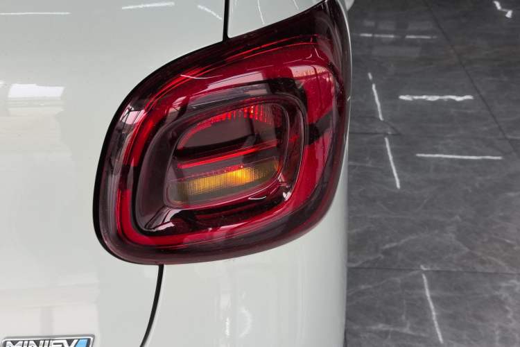 Used Wuling Hongguang MINIEV 2025 Four-Door Version Advanced Edition Right Rear Taillight
