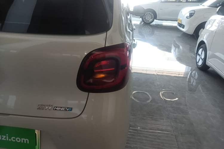 Used Wuling Hongguang MINIEV 2025 Four-Door Version Advanced Edition Right Rear Taillight
