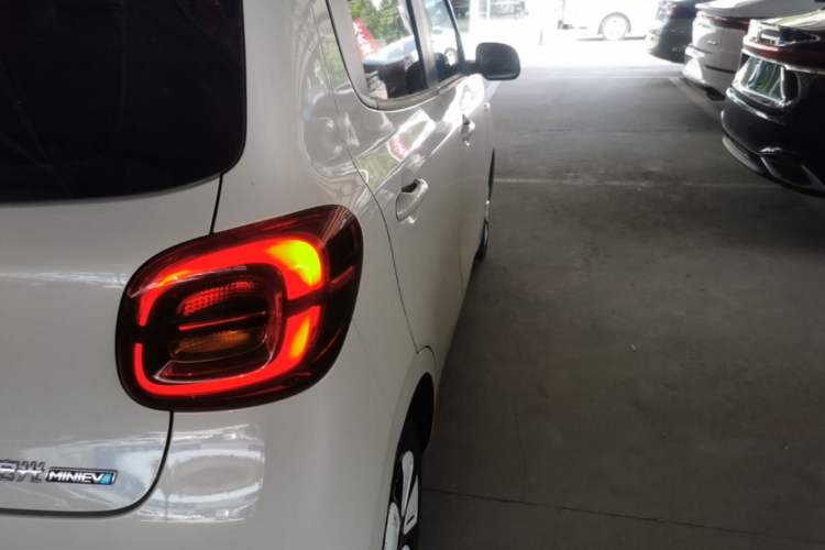 Used Wuling Hongguang MINIEV 2025 Four-Door Version Advanced Edition Right Rear Taillight