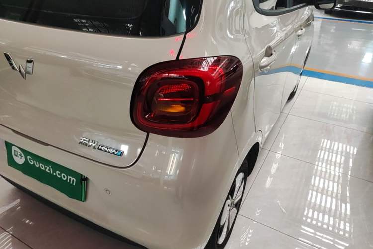 Used Wuling Hongguang MINIEV 2025 Four-Door Version Advanced Edition Right Rear Taillight