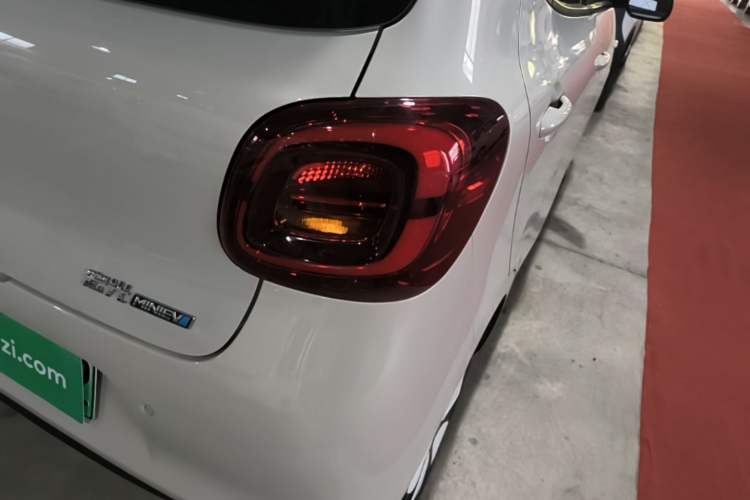 Used Wuling Hongguang MINIEV 2025 Four-Door Version Advanced Edition Right Rear Taillight