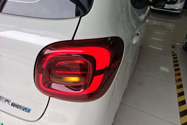 Used Wuling Hongguang MINIEV 2025 Four-Door Version Advanced Edition Right Rear Taillight