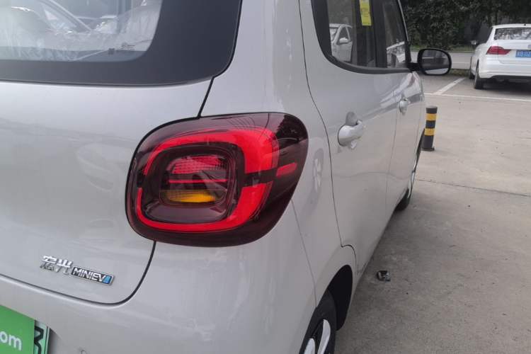 Used Wuling Hongguang MINIEV 2025 Four-Door Version Advanced Edition Right Rear Taillight