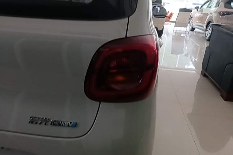 Used Wuling Hongguang MINIEV 2025 Four-Door Version Advanced Edition Right Rear Taillight