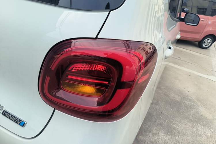 Used Wuling Hongguang MINIEV 2025 Four-Door Version Advanced Edition Right Rear Taillight