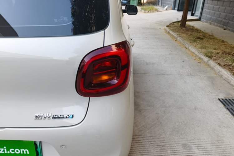 Used Wuling Hongguang MINIEV 2025 Four-Door Version Advanced Edition Right Rear Taillight