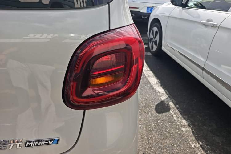 Used Wuling Hongguang MINIEV 2025 Four-Door Version Advanced Edition Right Rear Taillight