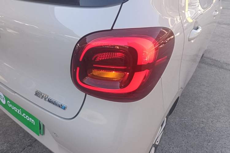 Used Wuling Hongguang MINIEV 2025 Four-Door Version Advanced Edition Right Rear Taillight