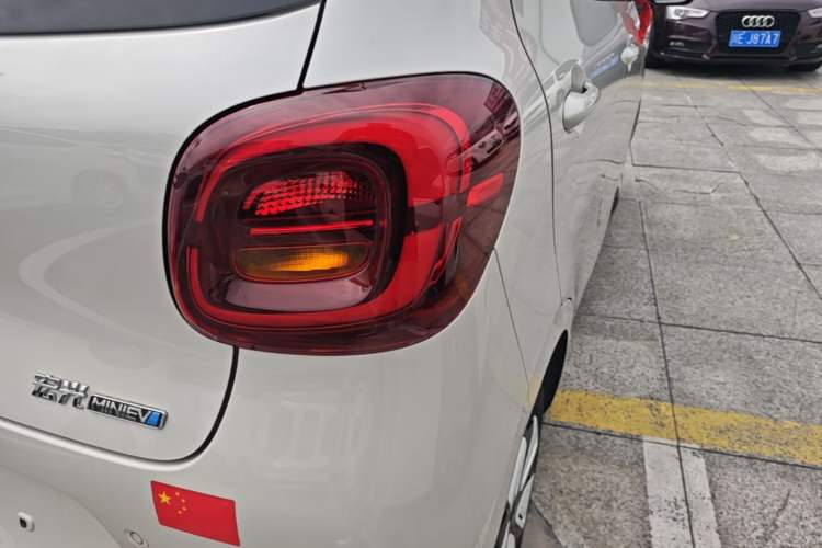 Used Wuling Hongguang MINIEV 2025 Four-Door Version Advanced Edition Right Rear Taillight