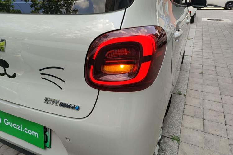 Used Wuling Hongguang MINIEV 2025 Four-Door Version Advanced Edition Right Rear Taillight