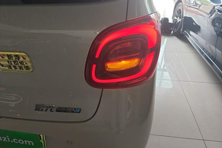 Used Wuling Hongguang MINIEV 2025 Four-Door Version Advanced Edition Right Rear Taillight