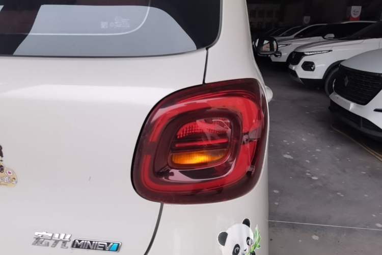 Used Wuling Hongguang MINIEV 2025 Four-Door Version Advanced Edition Right Rear Taillight