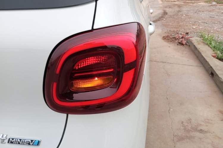 Used Wuling Hongguang MINIEV 2025 Four-Door Version Advanced Edition Right Rear Taillight
