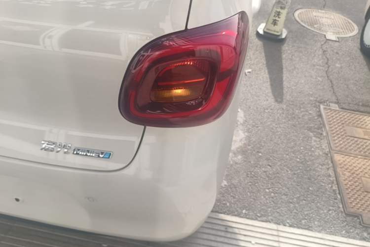 Used Wuling Hongguang MINIEV 2025 Four-Door Version Advanced Edition Right Rear Taillight
