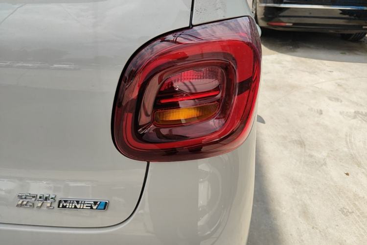 Used Wuling Hongguang MINIEV 2025 Four-Door Version Advanced Edition Right Rear Taillight