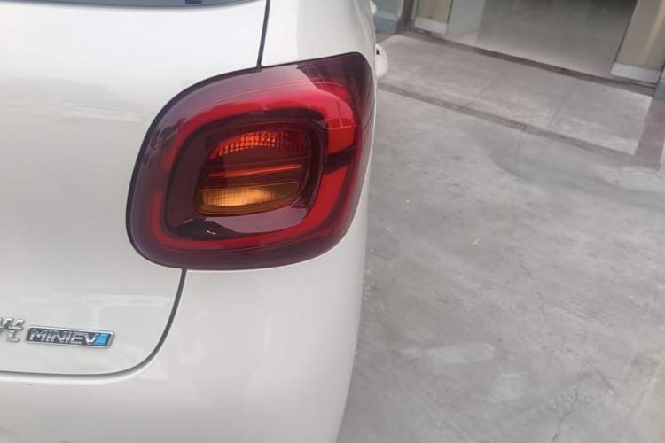 Used Wuling Hongguang MINIEV 2025 Four-Door Version Advanced Edition Right Rear Taillight