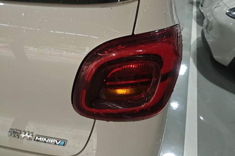 Used Wuling Hongguang MINIEV 2025 Four-Door Version Advanced Edition Right Rear Taillight
