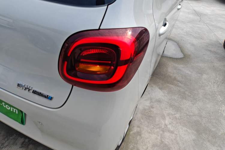Used Wuling Hongguang MINIEV 2025 Four-Door Version Advanced Edition Right Rear Taillight