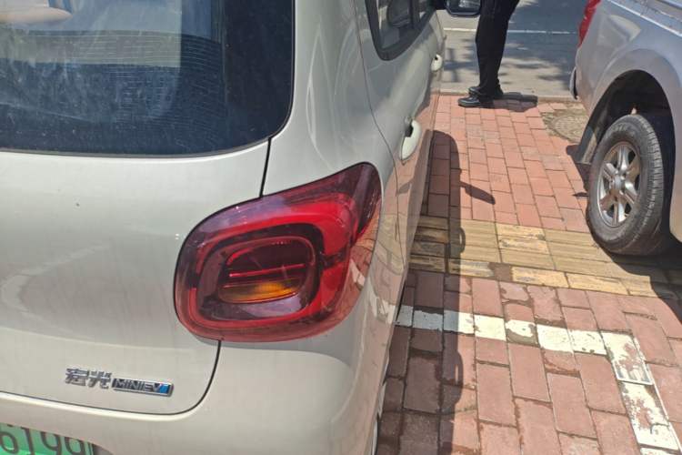 Used Wuling Hongguang MINIEV 2025 Four-Door Version Advanced Edition Right Rear Taillight