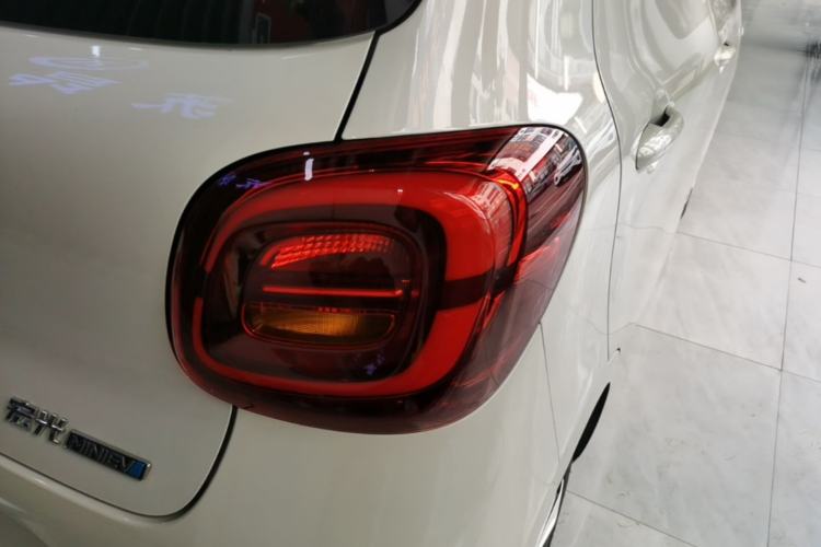 Used Wuling Hongguang MINIEV 2025 Four-Door Version Advanced Edition Right Rear Taillight