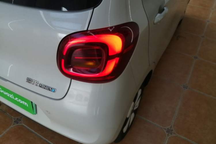 Used Wuling Hongguang MINIEV 2025 Four-Door Version Advanced Edition Right Rear Taillight