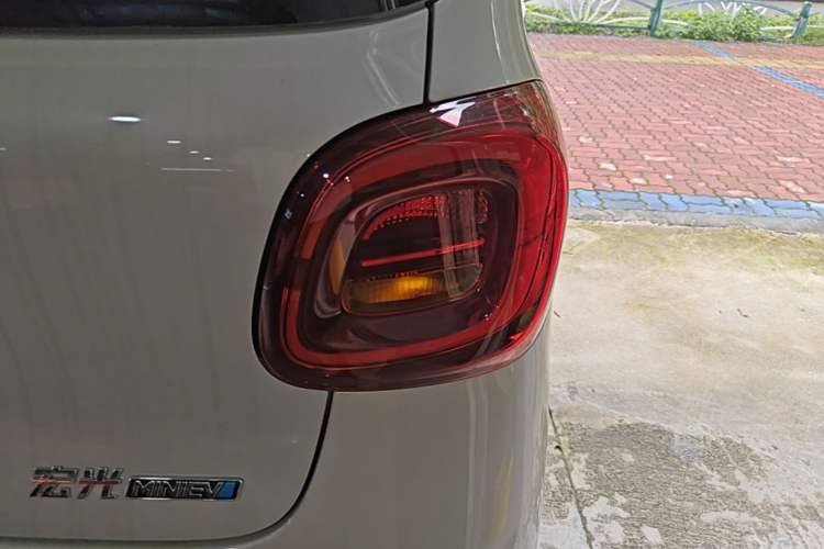 Used Wuling Hongguang MINIEV 2025 Four-Door Version Advanced Edition Right Rear Taillight
