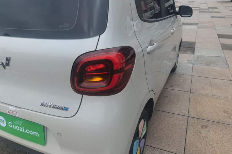 Used Wuling Hongguang MINIEV 2025 Four-Door Version Advanced Edition Right Rear Taillight