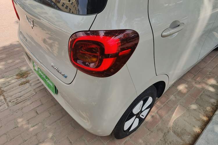 Used Wuling Hongguang MINIEV 2025 Four-Door Version Advanced Edition Right Rear Taillight
