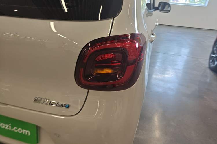 Used Wuling Hongguang MINIEV 2025 Four-Door Version Advanced Edition Right Rear Taillight