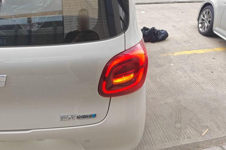 Used Wuling Hongguang MINIEV 2025 Four-Door Version Advanced Edition Right Rear Taillight
