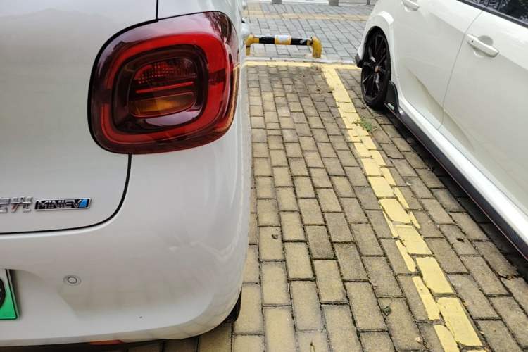 Used Wuling Hongguang MINIEV 2025 Four-Door Version Premium Edition Right Rear Taillight