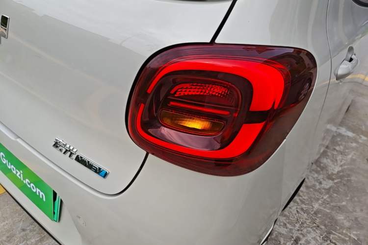 Used Wuling Hongguang MINIEV 2025 Four-Door Version Advanced Edition Right Rear Taillight