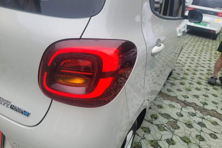 Used Wuling Hongguang MINIEV 2025 Four-Door Version Advanced Edition Right Rear Taillight