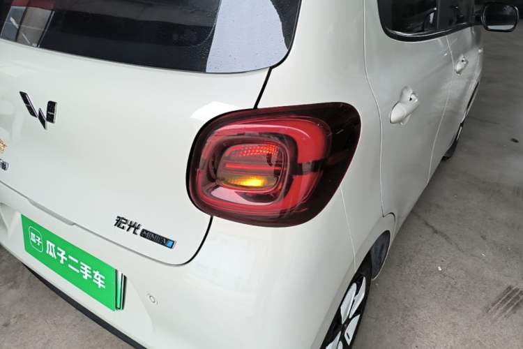 Used Wuling Hongguang MINIEV 2025 Four-Door Version Advanced Edition Right Rear Taillight