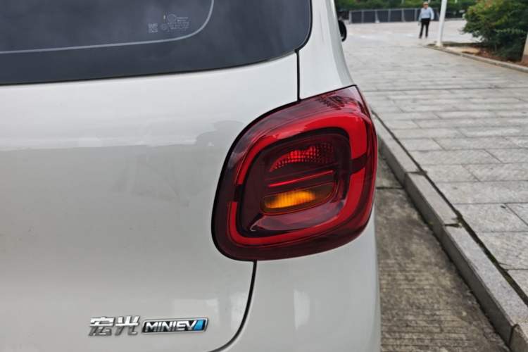Used Wuling Hongguang MINIEV 2025 Four-Door Version Advanced Edition Right Rear Taillight