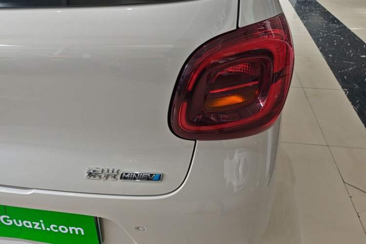Used Wuling Hongguang MINIEV 2025 Four-Door Version Advanced Edition Right Rear Taillight