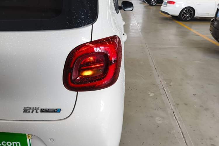 Used Wuling Hongguang MINIEV 2025 Four-Door Version Advanced Edition Right Rear Taillight