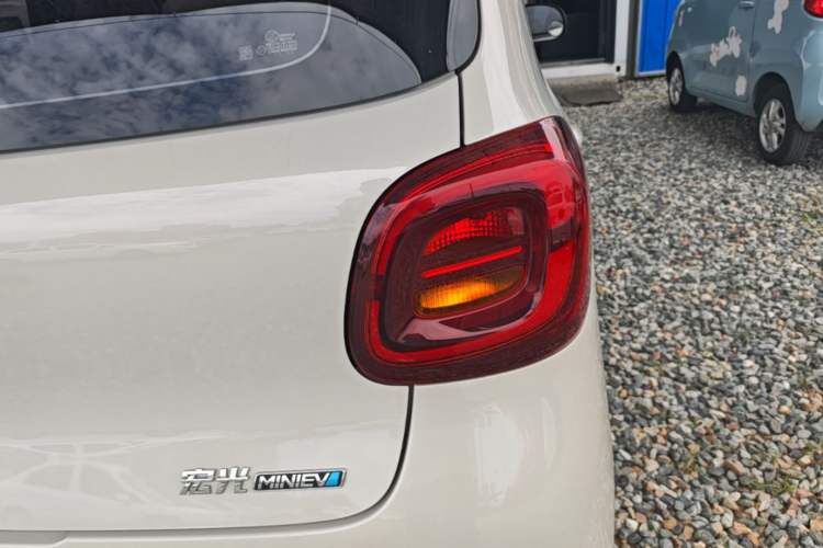 Used Wuling Hongguang MINIEV 2025 Four-Door Version Advanced Edition Right Rear Taillight
